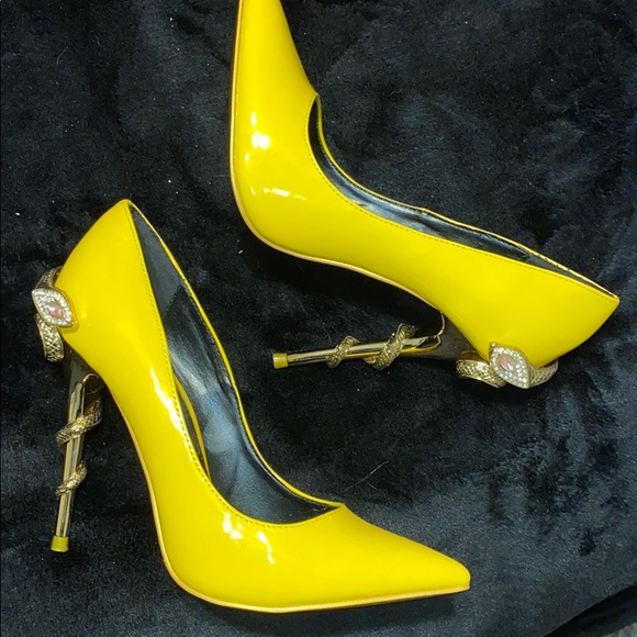 Cute yellow high heels with golden accessory - Picture 4 of 4
